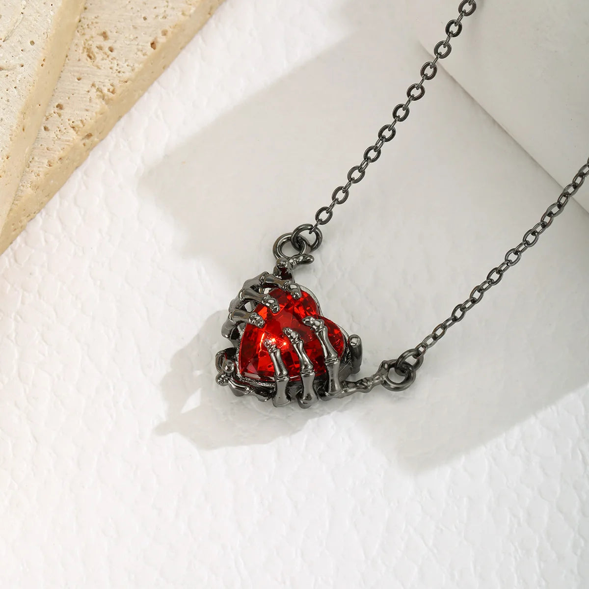 Punk gothic-style necklace with bat wing pendant and heart shape in resin – dark fantasy alloy chain, Halloween gift for women, casual fashion accessory