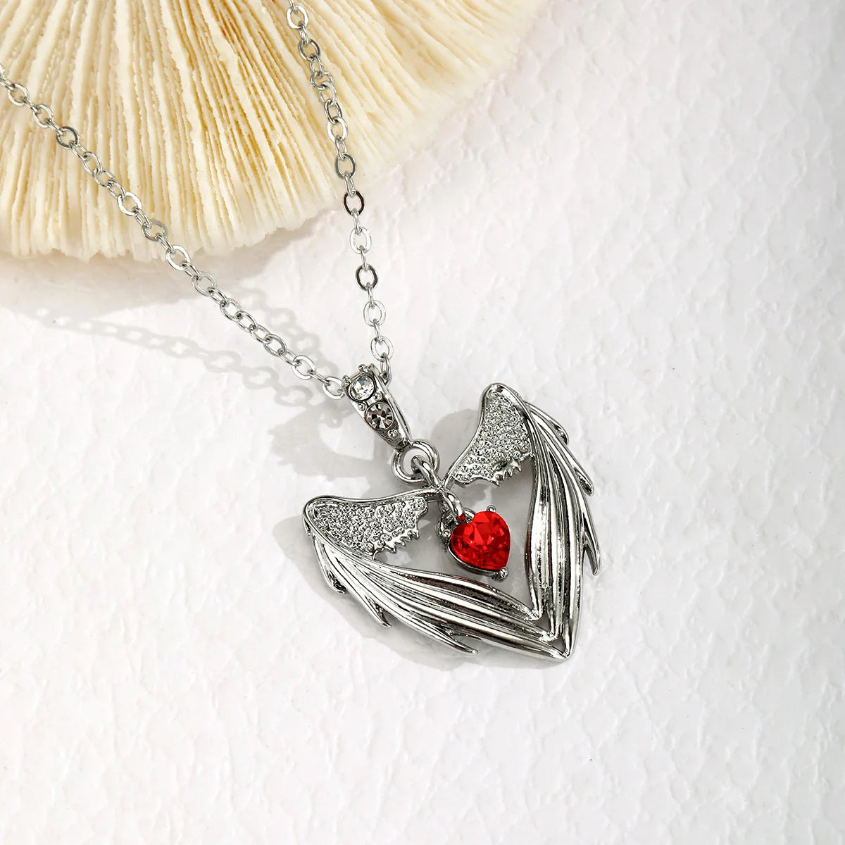 Punk gothic-style necklace with bat wing pendant and heart shape in resin – dark fantasy alloy chain, Halloween gift for women, casual fashion accessory
